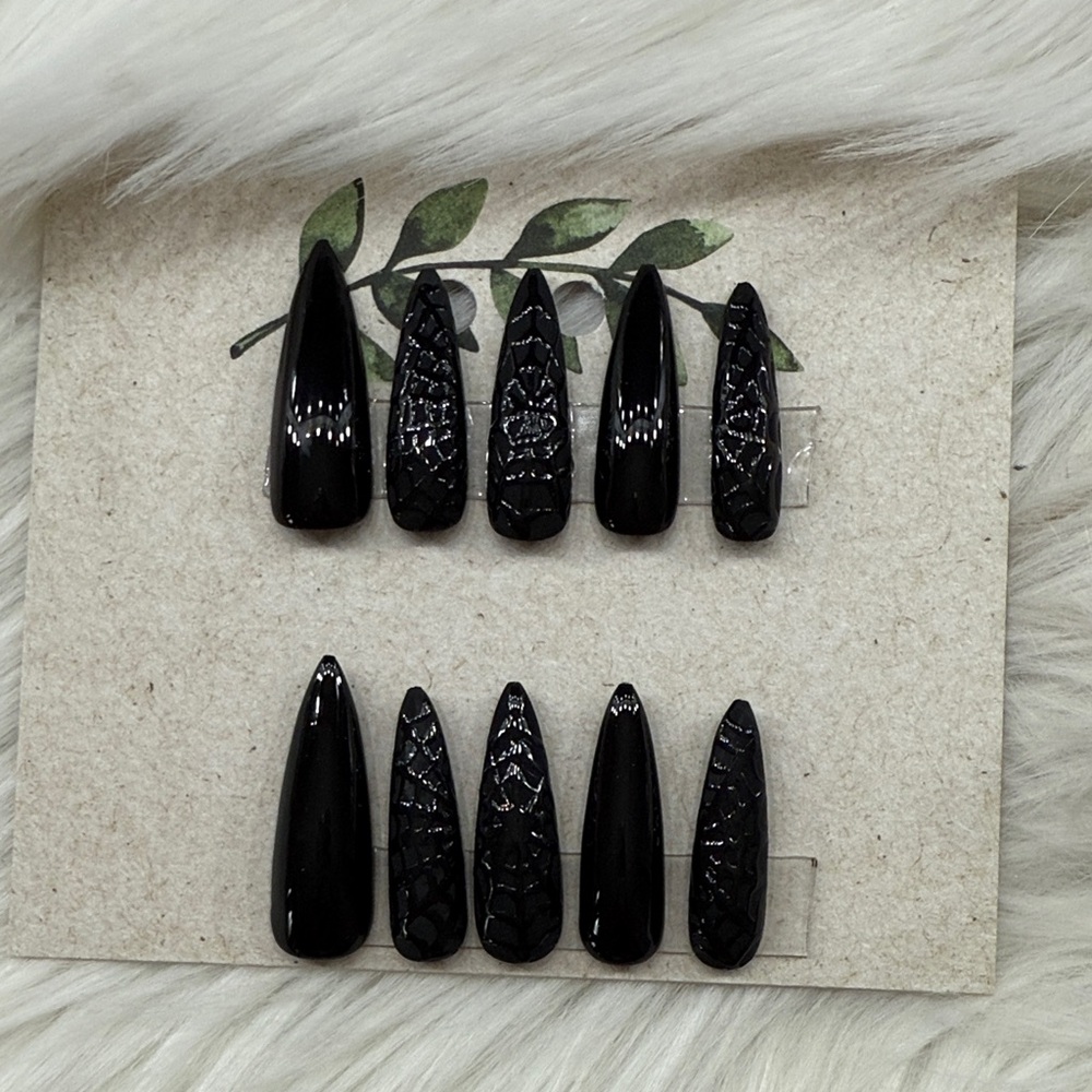 Elegant Black gloss and matte spider webs Press-On Nails